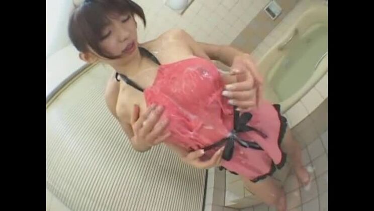 Hikari Hino, une Japonaise exotique aux seins généreux, dans une scène de douche JAV