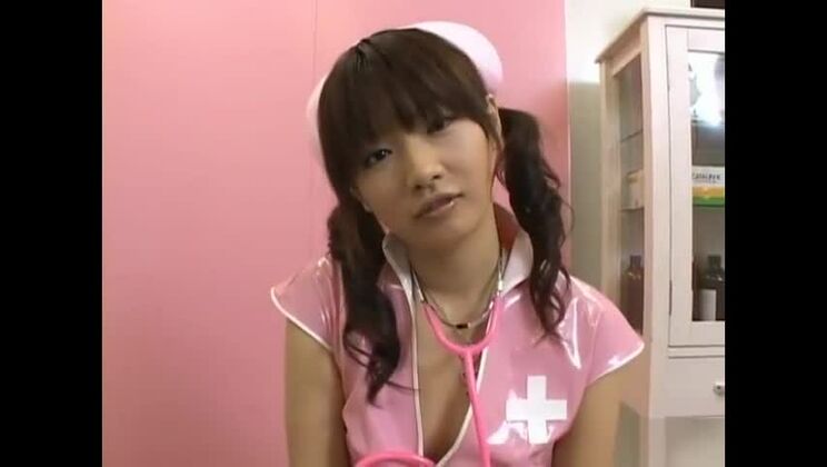 Akane Ohzora, une infirmière asiatique sexy, se fait sodomiser.