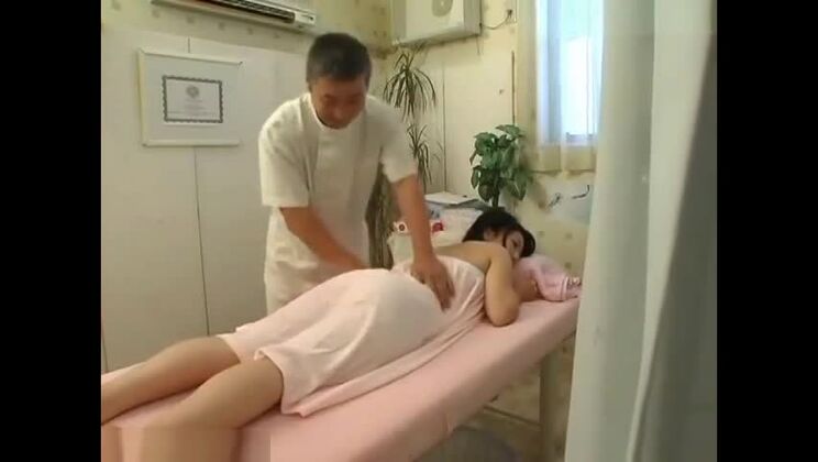 Une jeune Tokyoïte séduite par un massage