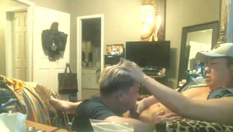 Un gros garçon vietnamien voulait prendre ma bite dans sa bouche - je lui ai un peu baisé le cul :)