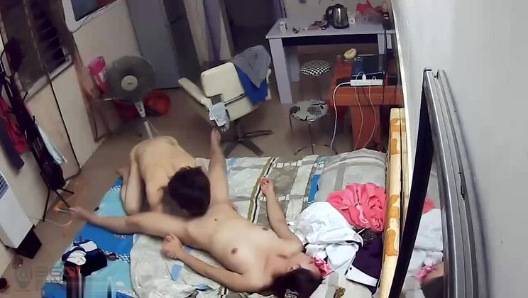 un mari baise sa femme à la maison