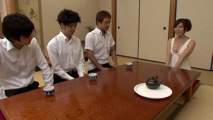 La plus chaude salope japonaise dans Incredible Teens, scène de fellation JAV