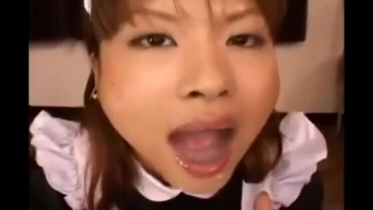 La servante japonaise avale tout.