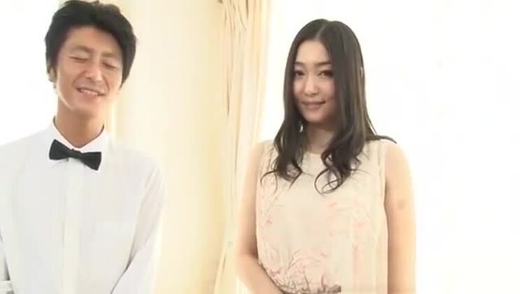 Une nonne asiatique se déchaîne avec un vagin poilu