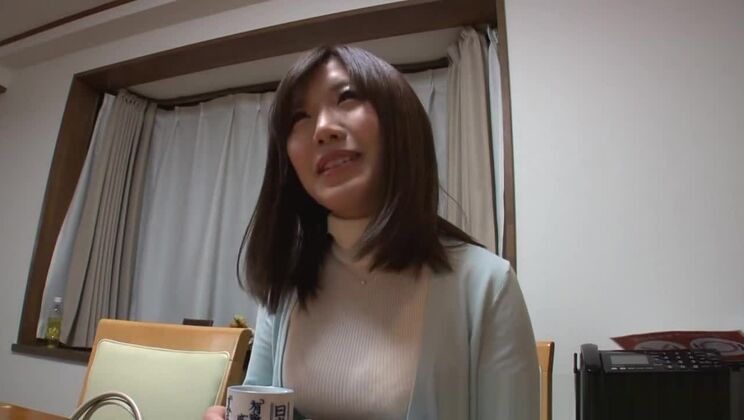 Saki Mizumi, une MILF sexy, est une femme au foyer très chaude.