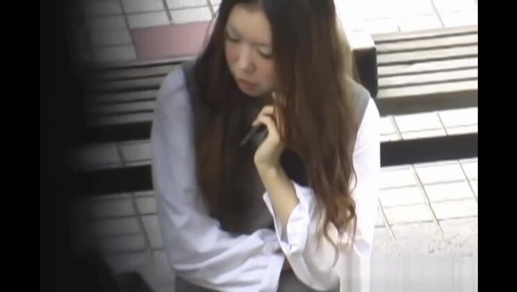 Une adolescente japonaise urine abondamment