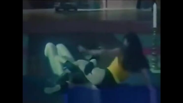 La mignonne Suzuki contre Mayumi Ozaki