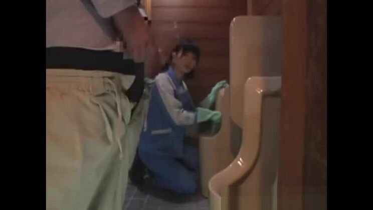 De vrais travailleurs d'entretien asiatiques marchent partie 1