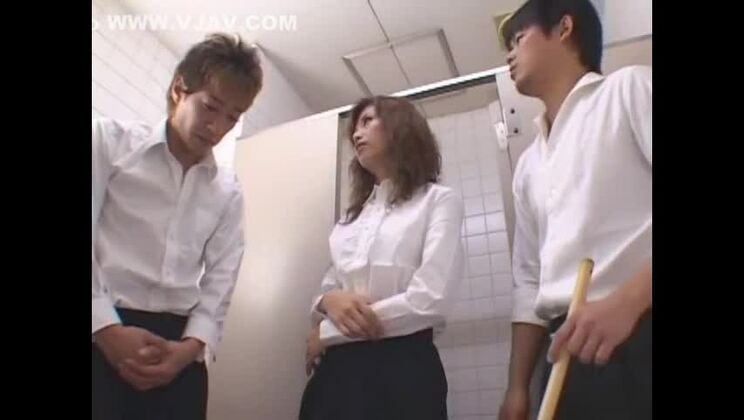 La superbe salope japonaise Anna Akizuki dans une scène de trios JAV exceptionnelle