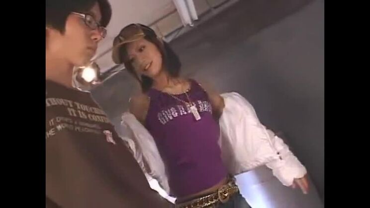 Meilleure mannequin japonaise dans un clip JAV de fétichisme incroyable et de masturbation.