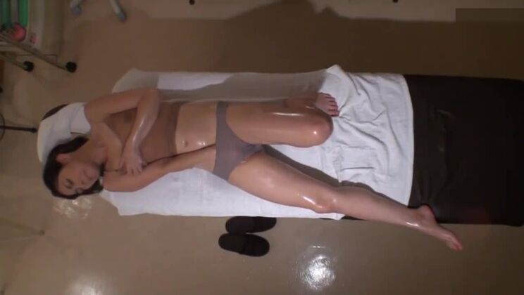 Son vagin trempé est en feu, alors elle jouit