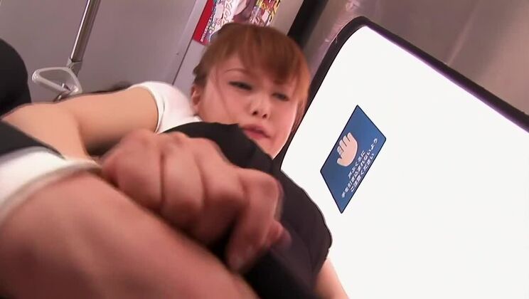 Jeune Japonaise déchaînée dans une scène de masturbation torride, film X en public