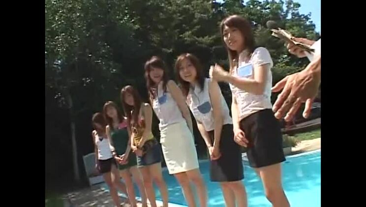 Mannequin japonaise sexy dans une vidéo JAV lesbienne/rezubian en public.