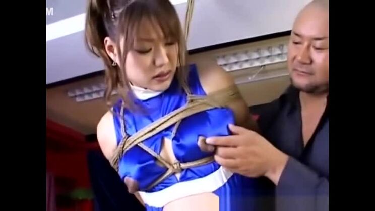 Femme asiatique enceinte soumise à des actes de bondage et traite