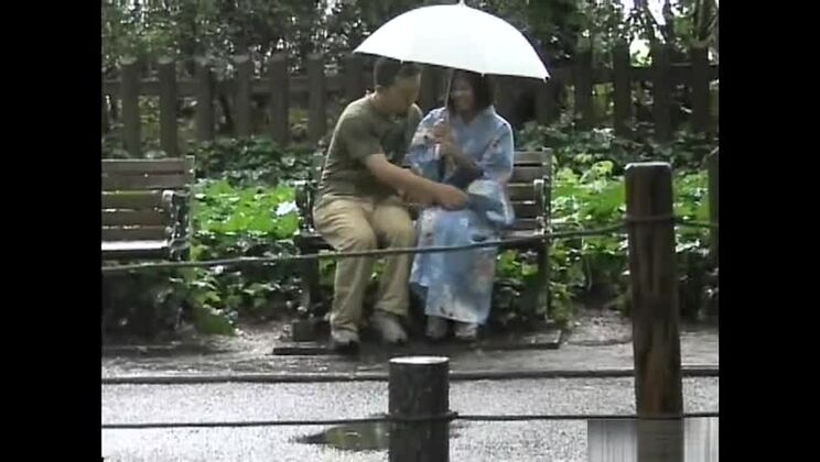 La plus chaude des putes japonaises dans une scène de cosplay JAV en extérieur et en plein air.