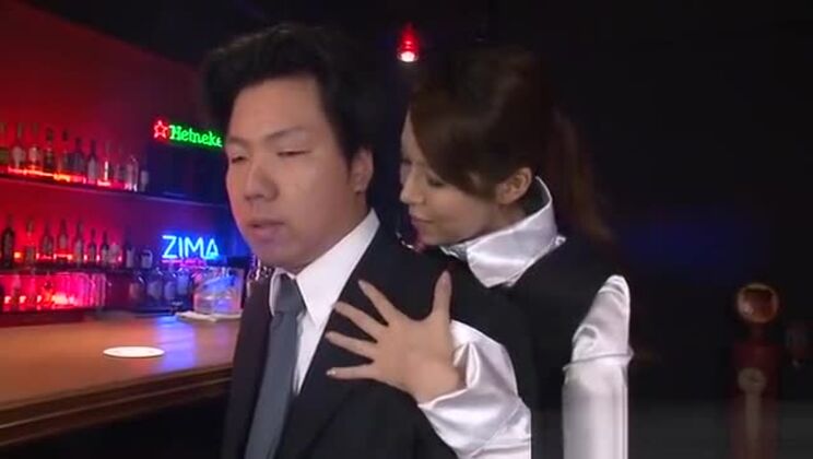 Asiatique serrée se fait plaisir