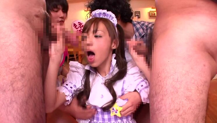 Aino Kishi, une Japonaise déjantée, dans un film JAV censuré avec de petits seins, se déroulant à l'université.