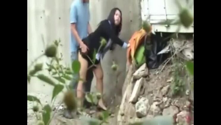 Adolescente japonaise se fait baiser en public 1