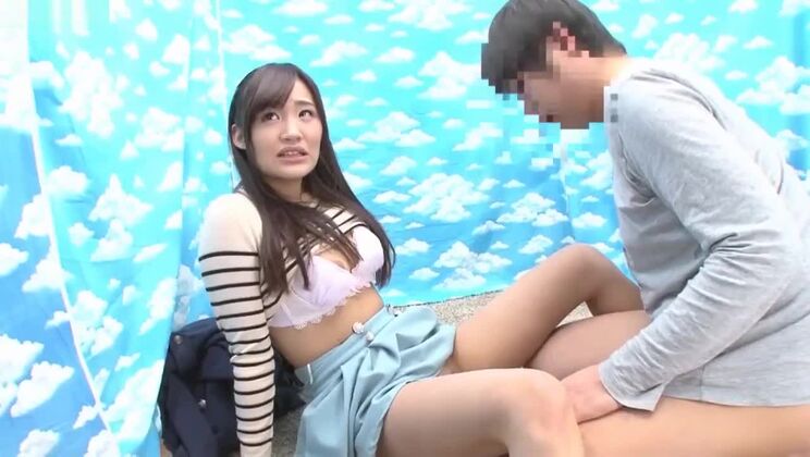 Une jolie Japonaise se fait baiser par un vierge pour de l'argent.