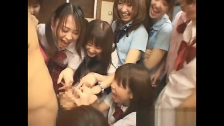 Mannequin japonaise de films pour adultes et autres filles baisées