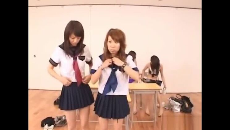 Randy joue avec des chattes