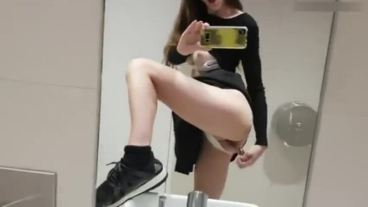 Masturbation DANS LES TOILETTES PUBLIQUES