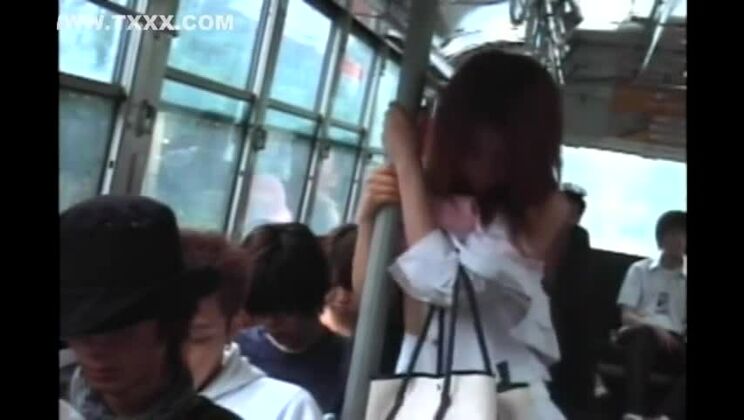 Asiatique dans le bus partie 2 non censuré