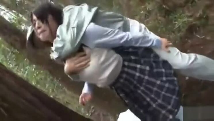 Une adolescente blonde en uniforme scolaire joue avec deux pénis en plein air