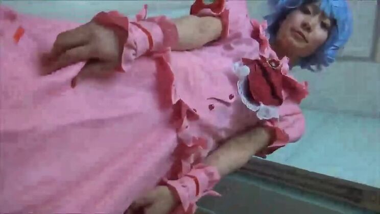 Cosplay de Remilia Scarlet montrant sa culotte