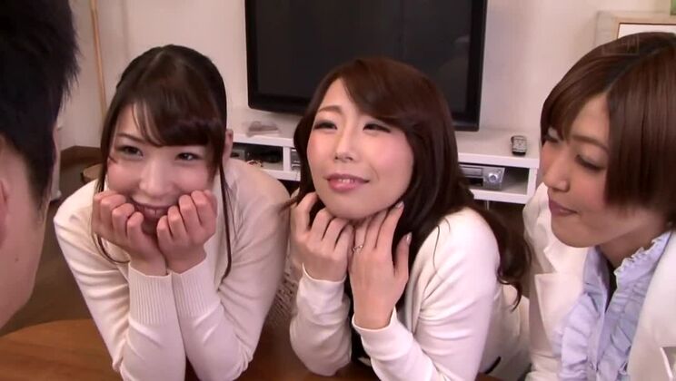 Mannequin japonaise sexy dans une incroyable partouze, film JAV MILF