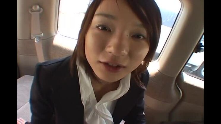 Ai Tohno monte dans une voiture et baise à fond