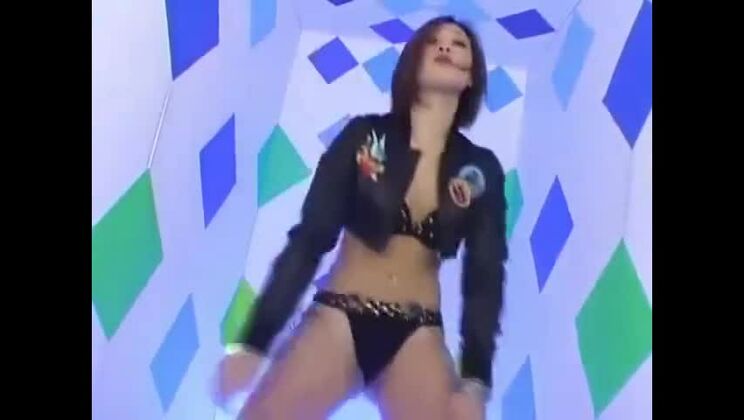 Une bombe asiatique sexy se déshabille sur de la techno