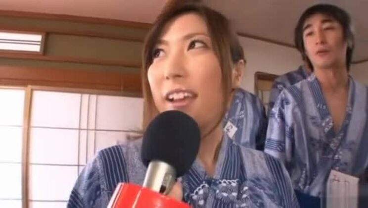 Mirei Yokoyama choisit deux mecs pour une fellation et une baise de seins