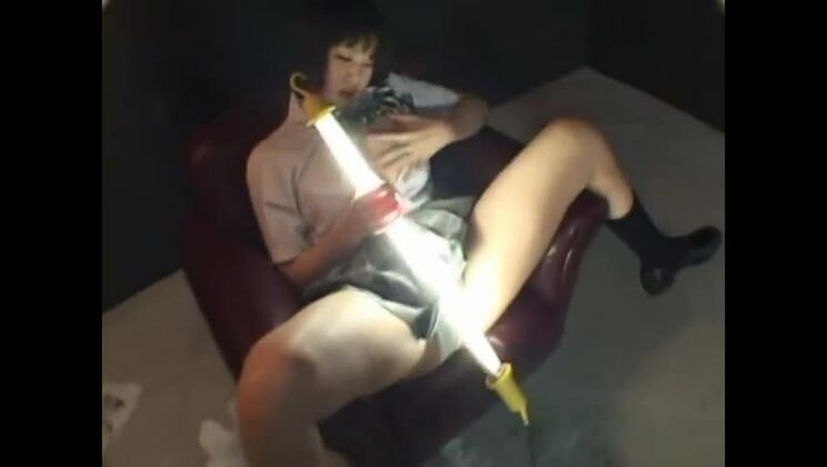 Hanabi Nanami, une écolière asiatique sexy, dans un jeu sexuel