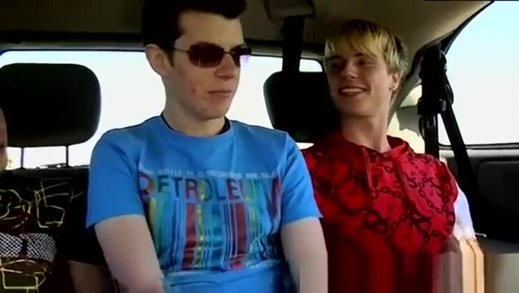 Matthew - Des hommes gays nus s'étouffent avec de grosses bites pour la première fois