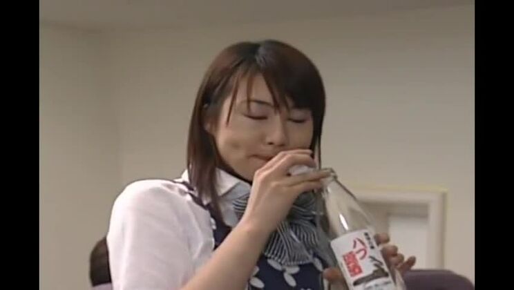 La Japonaise Mao Aizawa, très excitée, dans une scène de JAV incroyable avec éjaculation faciale.