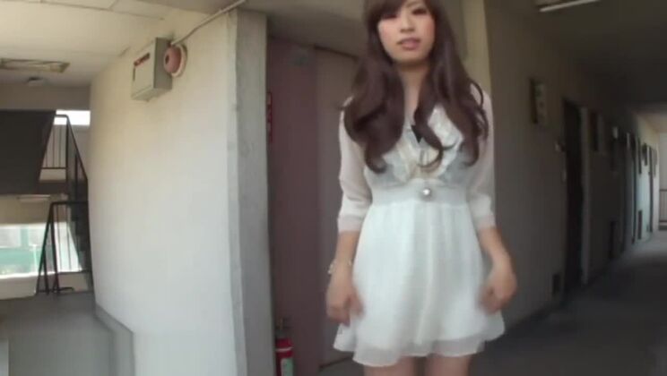 Des Asiatiques urinent dans un égout