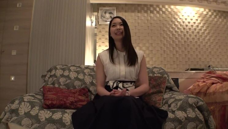 Belle femme qui soupire dans une caresse réprobatrice