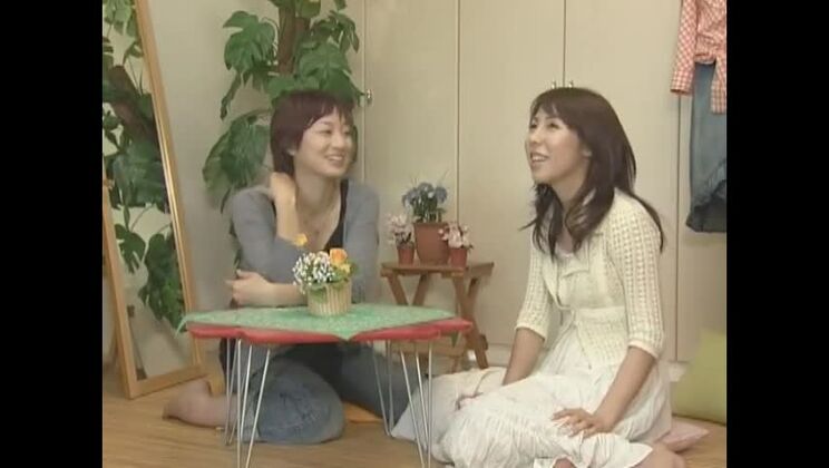 La sublime Japonaise Miki Karasawa dans une scène JAV torride avec strap-on et lingerie.