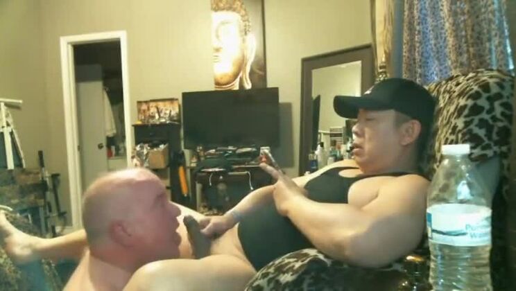 GRAND-PÈRE COQUIN ADORE PISSER ET SPERME !!!