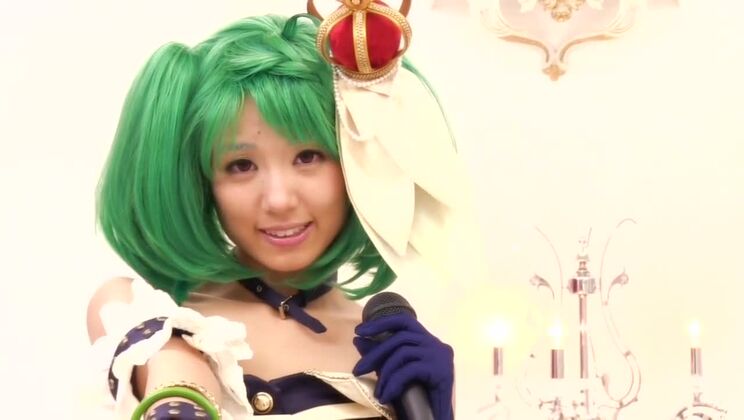 Magnifique jeune femme japonaise dans une vidéo JAV censurée de masturbation et de fellation