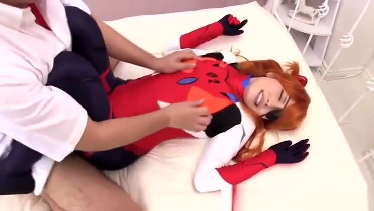 Une jeune Asiatique sexy se fait tripoter les fesses par un mec excité