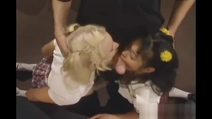 Salope asiatique suçant une bite dans un plan à trois partie 2