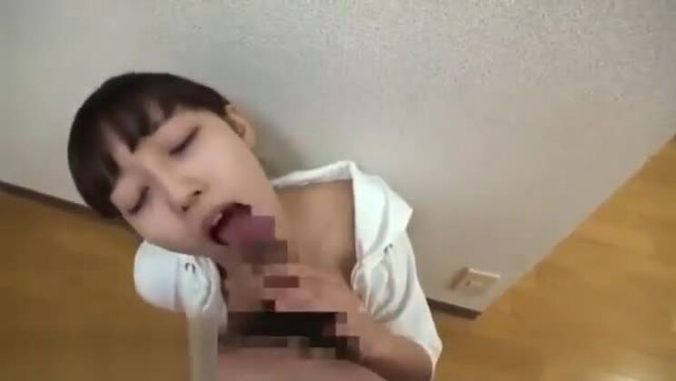 une adolescente japonaise mignonne se fait sucer à la maison