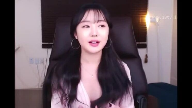 Une beauté coréenne joue avec ses gros seins