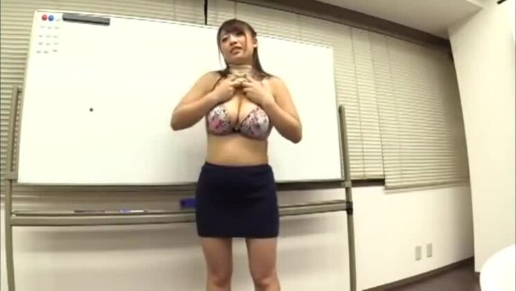 Superbe salope japonaise aux gros seins dans une vidéo JAV à voir absolument