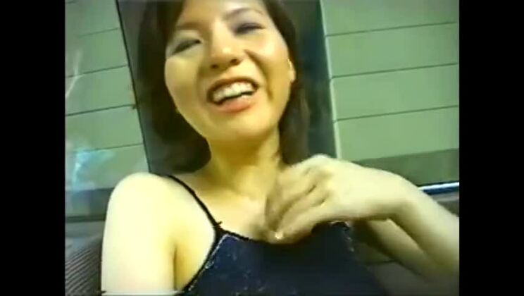 Jeune Japonaise se déshabillant dans la rue