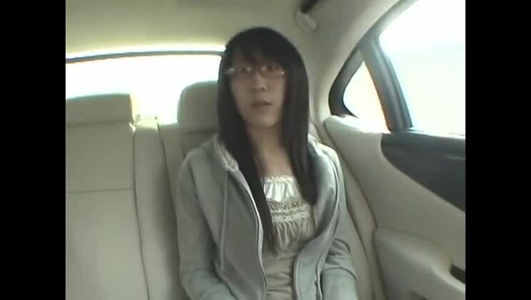 Jeune Japonaise excitée dans un film JAV Crazy Small Tits