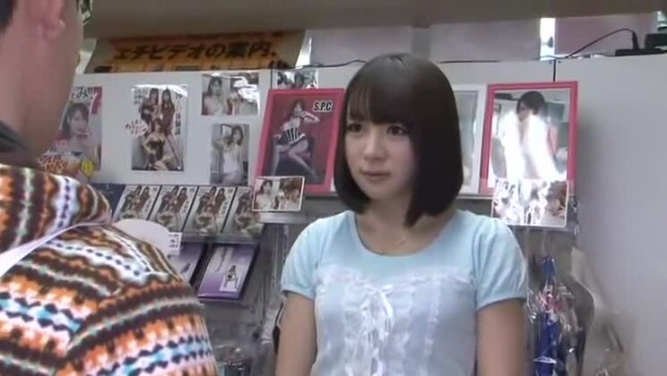 L'incroyable Japonaise Hitomi Fujiwara dans une fellation folle, avalant du sperme (film JAV)