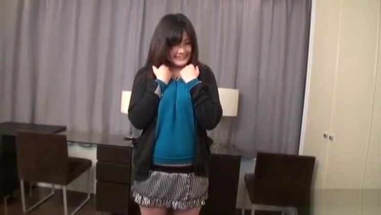 Strip-tease JAV avec une amatrice aux formes généreuses, sous-titré